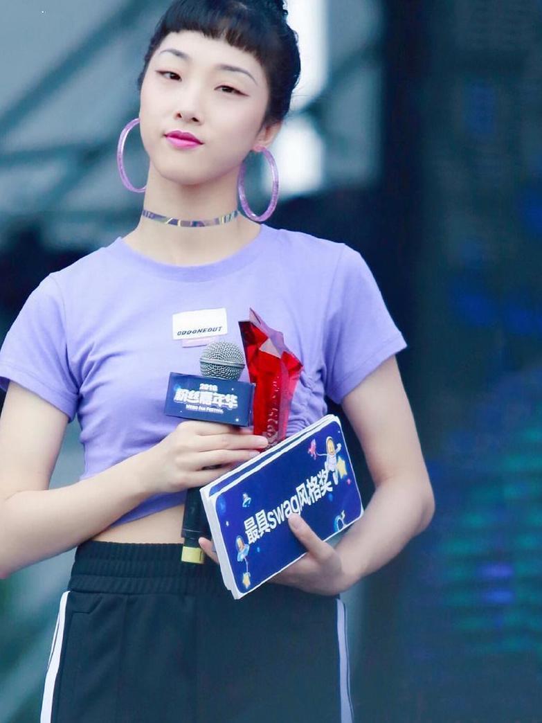 火箭少女7人同台, 穿短裙热裤秀身材, 网友: 青春无敌!