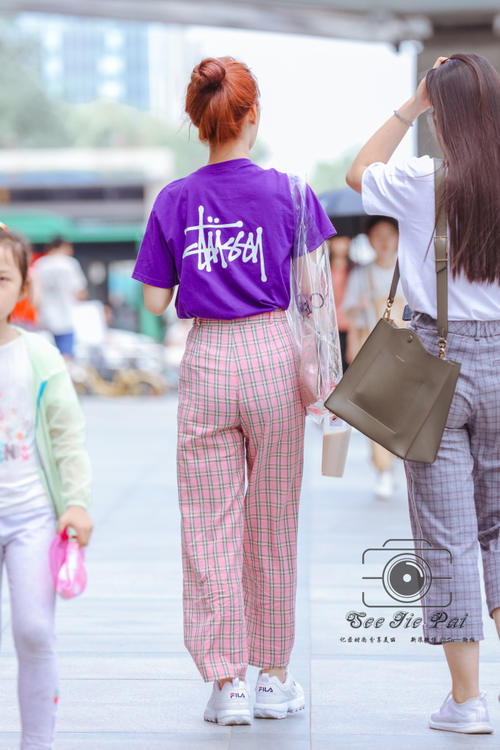 路人街拍，可爱粉色系小姐姐，喜欢这种透明包包