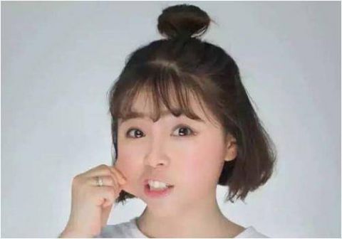  短发@短发也可以百变换造型，五一女生出游短发扎起来，时髦耐看