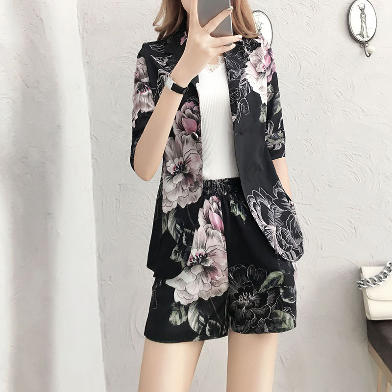 不愧是70后老婆,年龄虽快上50,穿短裤套装+高跟鞋,嫩炸美