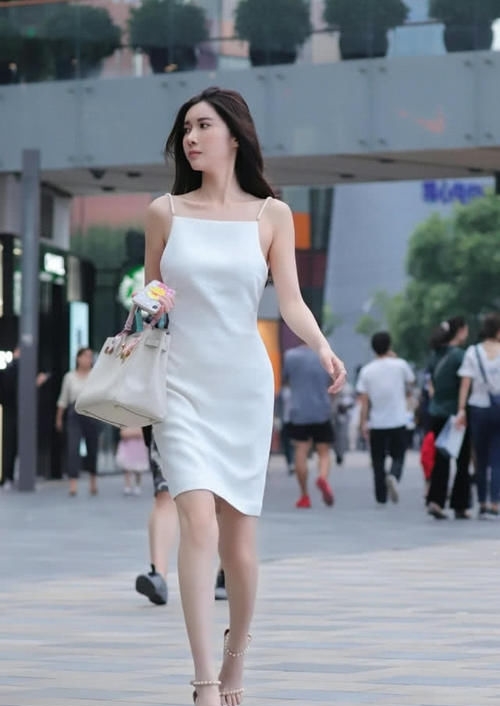  『干净』白色连衣裙，穿搭干净靓丽，彰显东方女性成熟魅力！