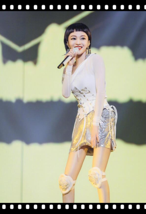张韶涵演唱会上的6套造型很惊艳 但也是这6种发型毁了形象