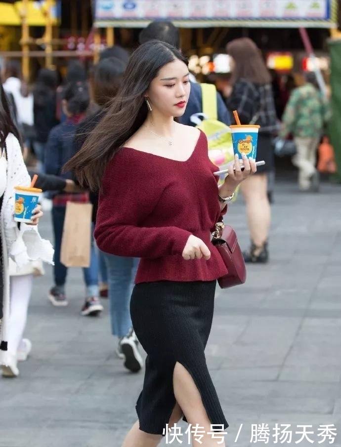 『凉爽』路人街拍,女这条裙子修身又洋气,凉爽而舒适