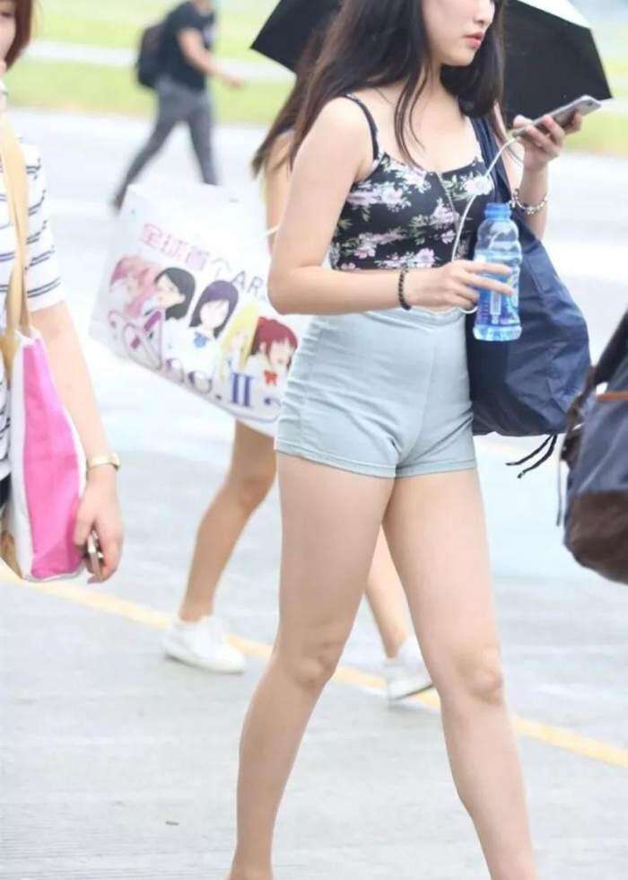 街拍: 短裤小姐姐秀出修长美腿,紧紧的勾勒出好身材