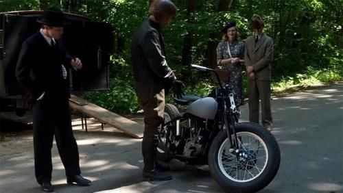 农村小哥自制“摩托车”松土机，300元造一台，一天松土6亩地