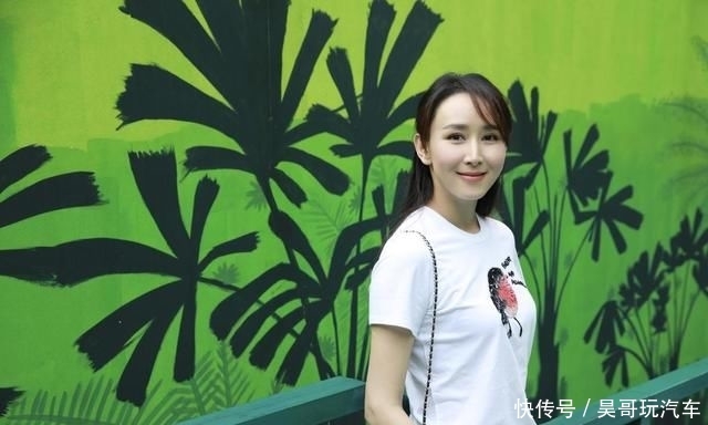  [带有弧度]胡静阔太气质出众，穿红色露肩连衣裙配半扎发型，看上去“很贵”