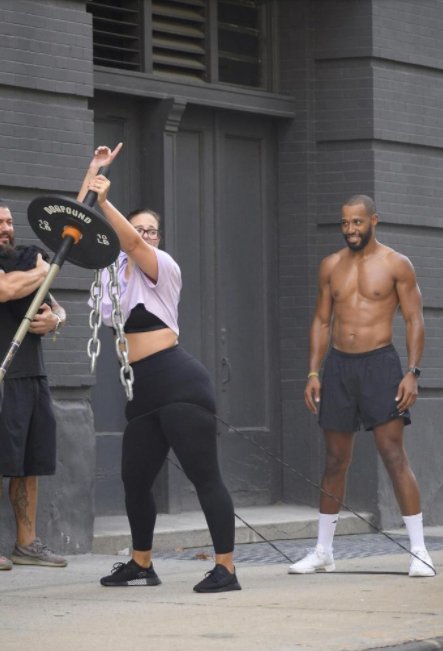 大码超模艾什莉格林汉姆和老公在健身房，老公身材无敌好的