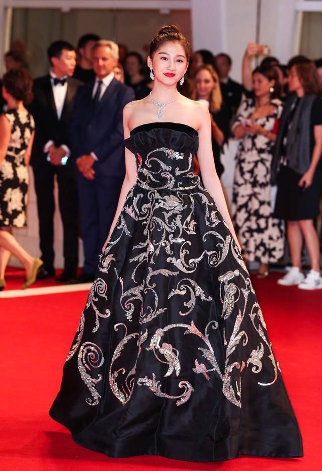 关晓彤自从换了造型师,就再没穿错过,腿长腰细的优点全出来了!