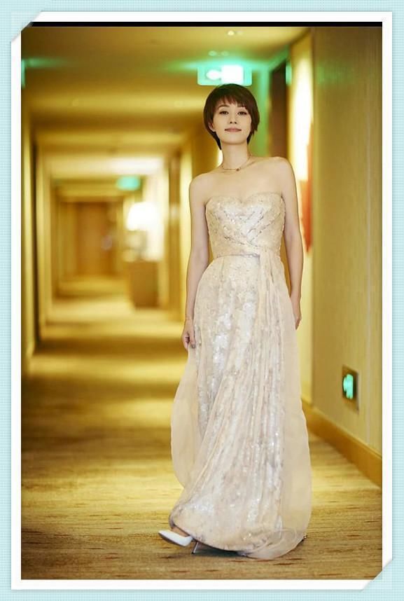 马伊琍不得了!42岁穿抹胸裙比29岁baby还性感，网友:彻底服气!