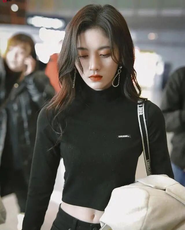 「搭配」鞠婧祎瘦的“营养不良”?骨瘦并不柴,穿抹胸亮相,身材依旧惹眼