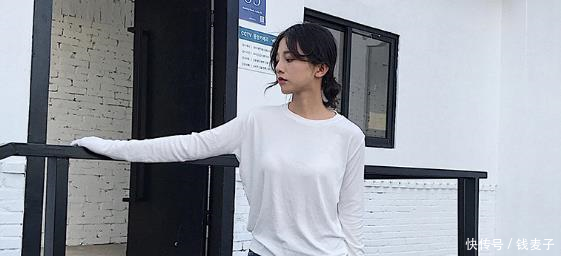 富有风韵的牛仔裤美女，散发唯美气质，让人着迷