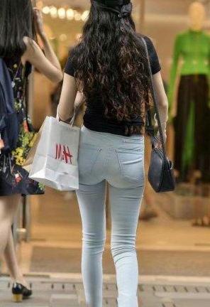 如果你平时穿惯了连衣裙，适当的给自己添件打底裤，彰显休闲风格