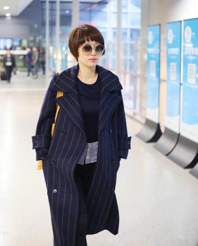 43岁马伊俐撞衫29岁的佟丽娅,一样的大衣却穿出不一样的感觉