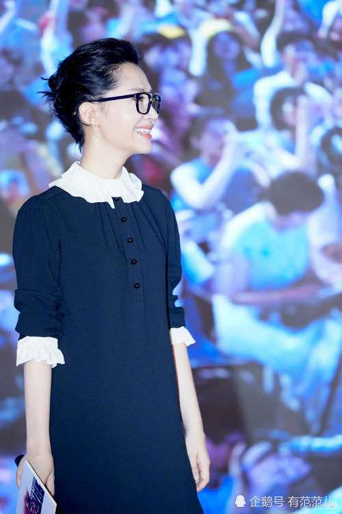 49岁许晴真会搭，穿过膝长靴当皮裤，网友：隔着屏幕都闻到脚丫味