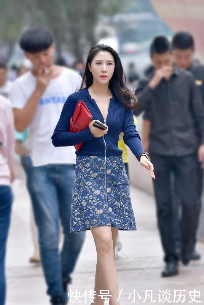  『女人』街拍小姐姐穿成熟风味的连衣裙，看起来很性感，女人味十足！