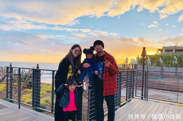  【儿子】周杰伦晒全家福，一家四口手牵手，2岁儿子身高快赶上姐姐