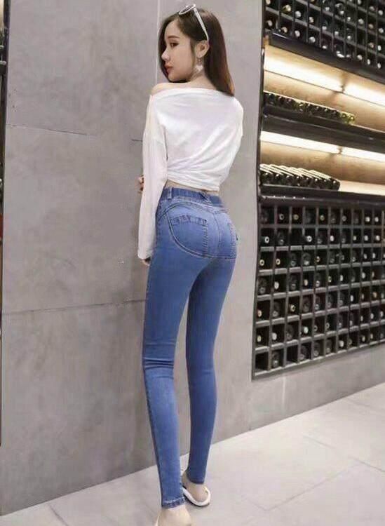 时尚穿搭：一条简单的紧身牛仔裤，穿出迷人好曲线