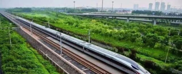 最“难熬”的高铁，7个小时基本漆黑，而且手机也没有信号