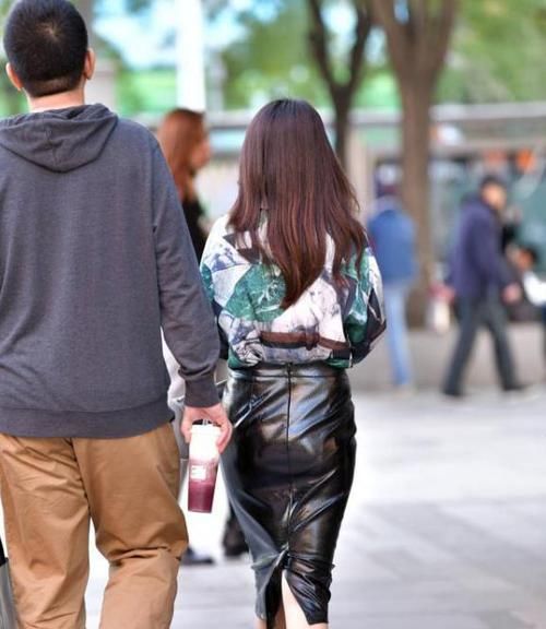  「气质」街拍：姿色天然的小姐姐，一件红色短袖配白色阔腿裤，时尚气质范