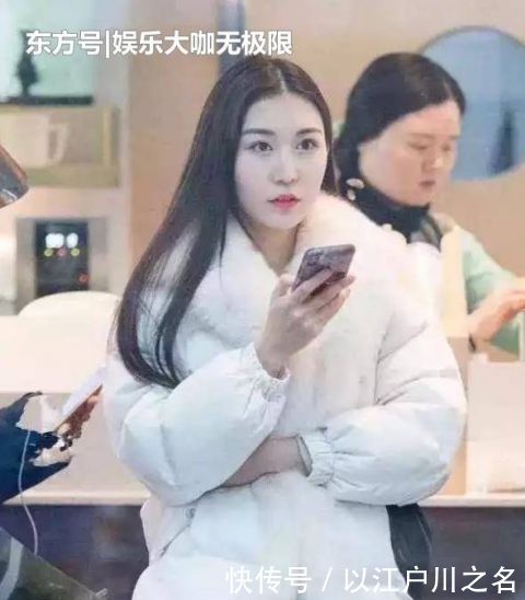  『长袖』街拍：身材苗条的小姐姐，一件黑色的长袖连衣裙，气质女神魅力范