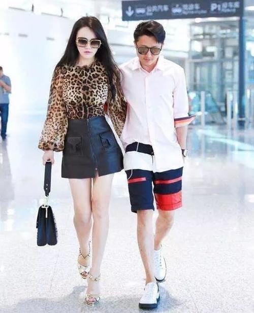 连体短裤还能穿出妩媚感，冉莹颖身材真好！网友：敢穿就别拿手捂