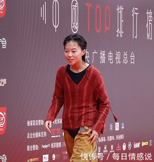 窦靖童将麻布衫穿到红毯上，真叫绝了，网友比王菲还个性