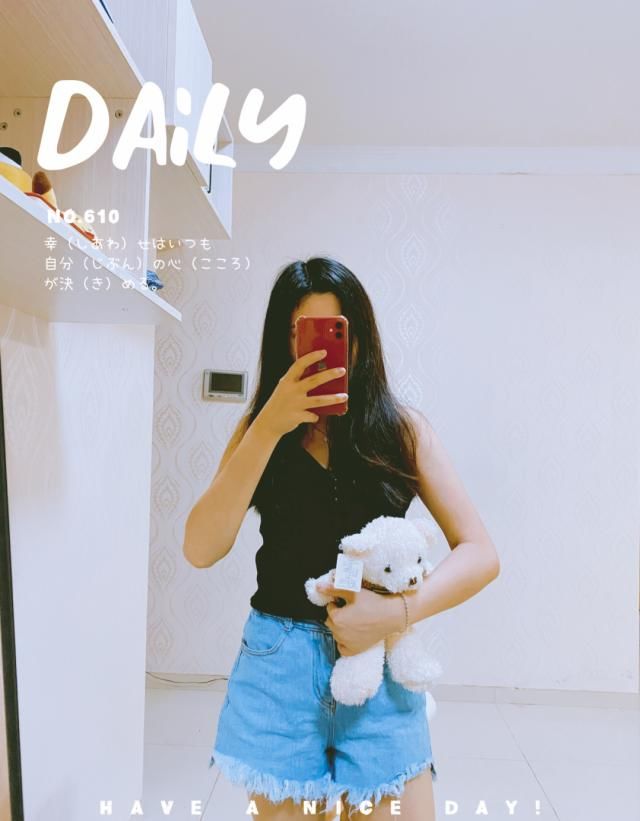  后再加上一■牛仔裤搭配黑色小吊带真的太cp了，适合春天的造型，潮流又百搭！