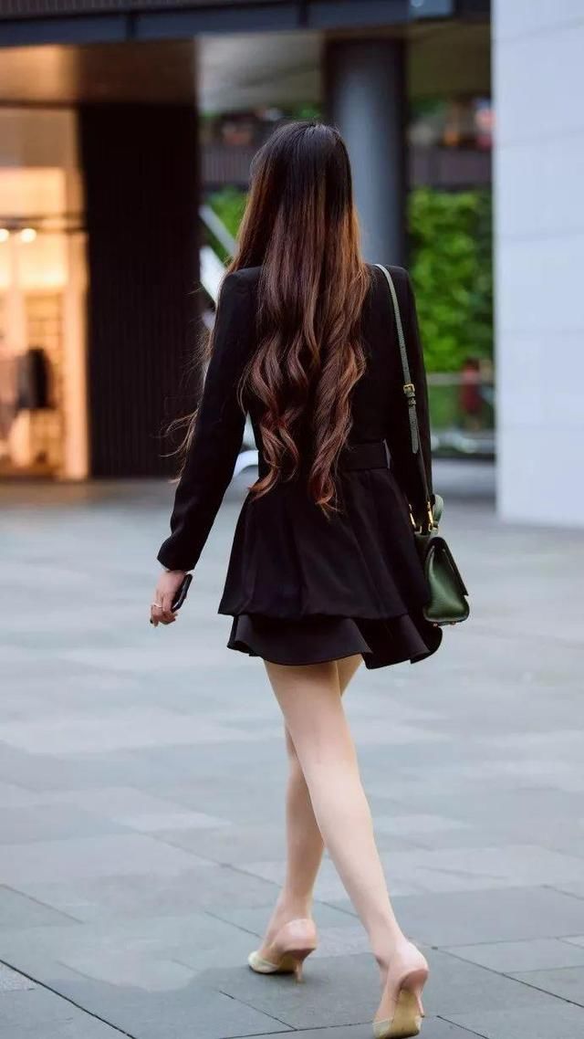 路人街拍：很有气质的长腿美女，让人想拜倒在短裙之下