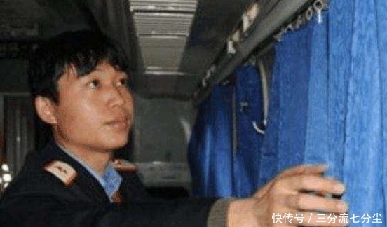 火车半夜经过一些地方,为何乘务员强制拉窗帘?看完才明白