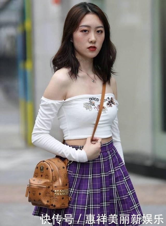 「身材」街拍紧身连衣裙,穿出了完美身材,回头率非常高