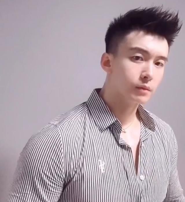  [大叔]大叔是个70后,每天坚持健身,这身材比二十多岁的小伙子还好啊