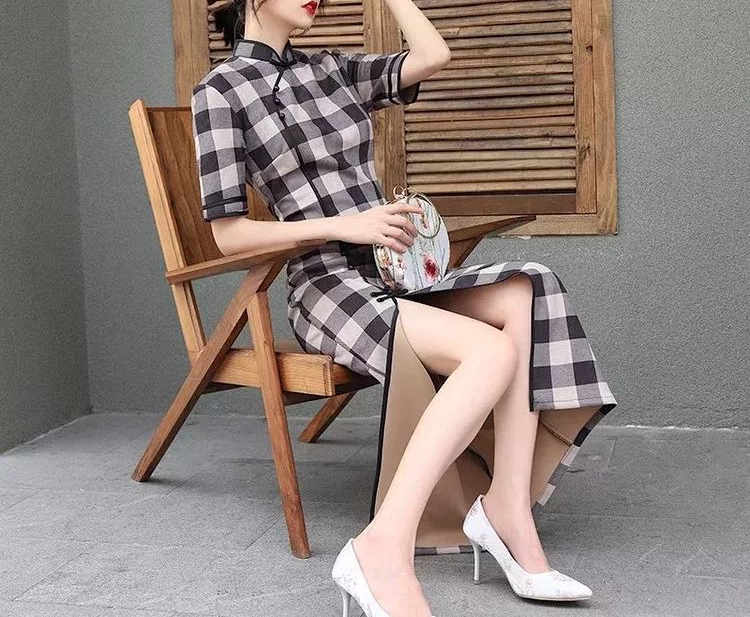 『勾勒』旗袍开衩: 仅仅是一道线, 就将旗袍的风韵掩映勾勒到了极致