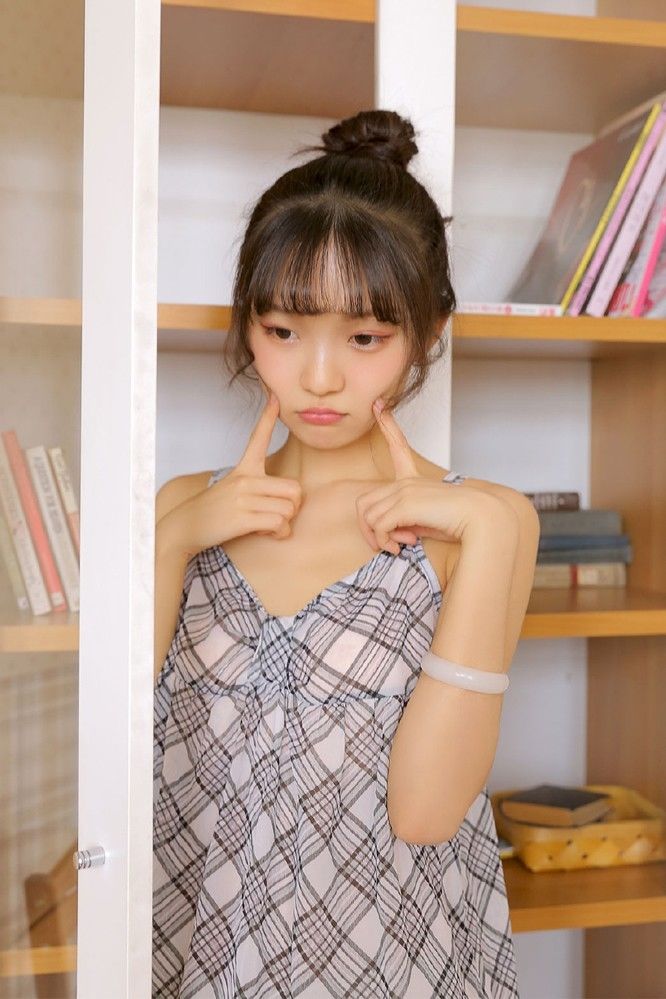 吊带美少女，香肩美腿甜美笑容写真图片