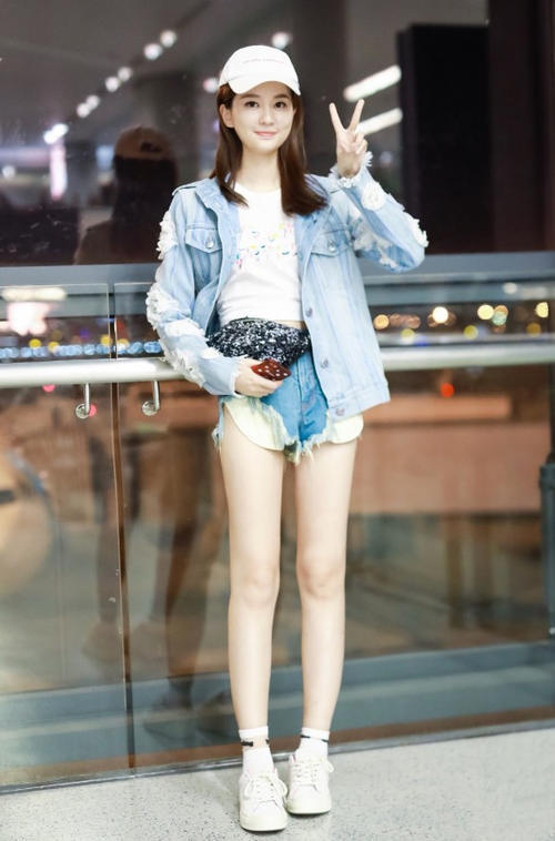 乔欣穿短裤秀“芭比腿”,却被腰上的黑色“麻球”抢镜,尴尬了!