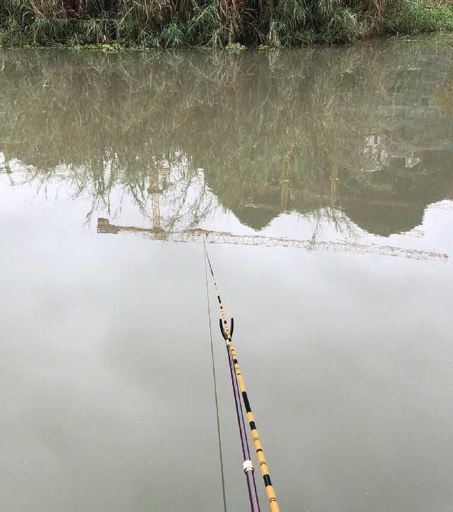  纠结■当许多钓鱼人都在纠结调四钓二时，有些钓友已经开始扔掉浮漂了