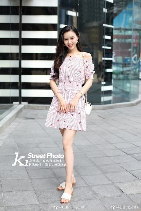 街拍：长裙摇摆，玉臂白皙，身材曼妙的小姐姐给人一种神秘感