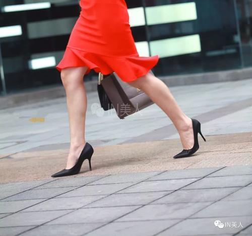 百变黑色高跟，晒出好身材