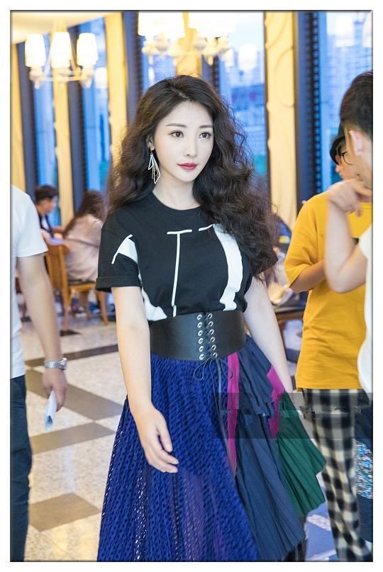 没莫文蔚气质真别烫这种小卷发，像柳岩这样苍老10岁就尴尬了！