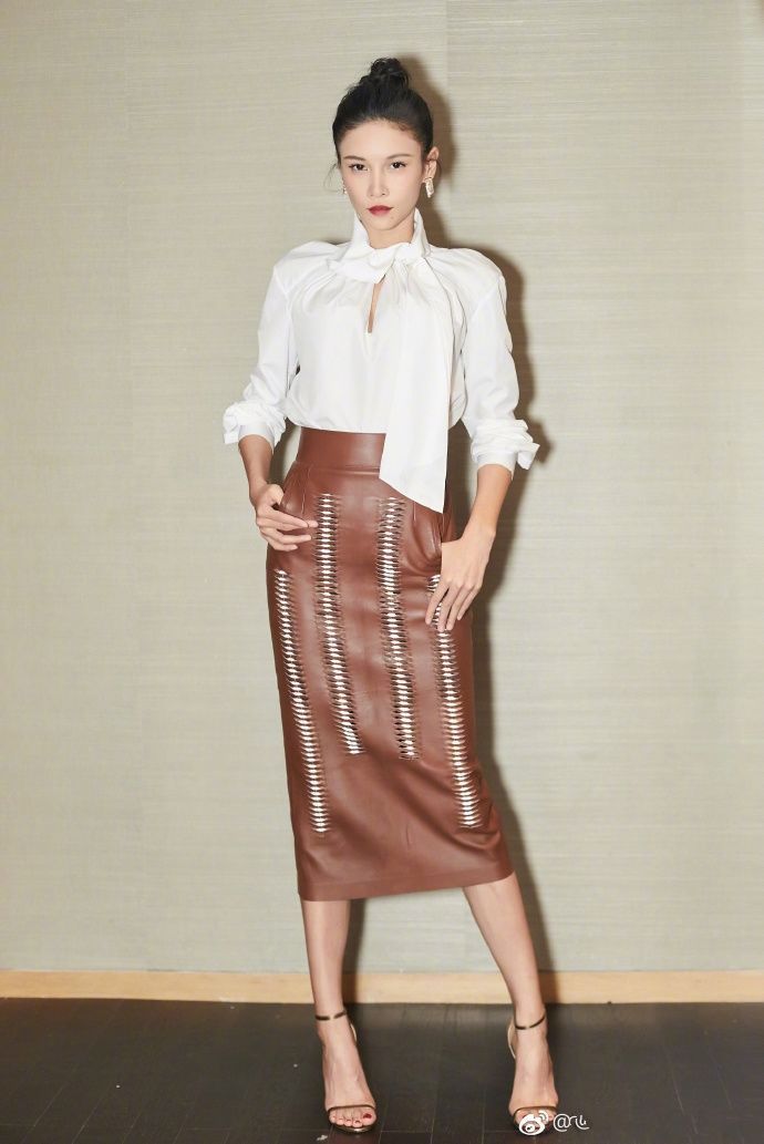 张蓝心才是传说中的“腿玩年”穿上牛仔裤,连杨幂都自愧不如