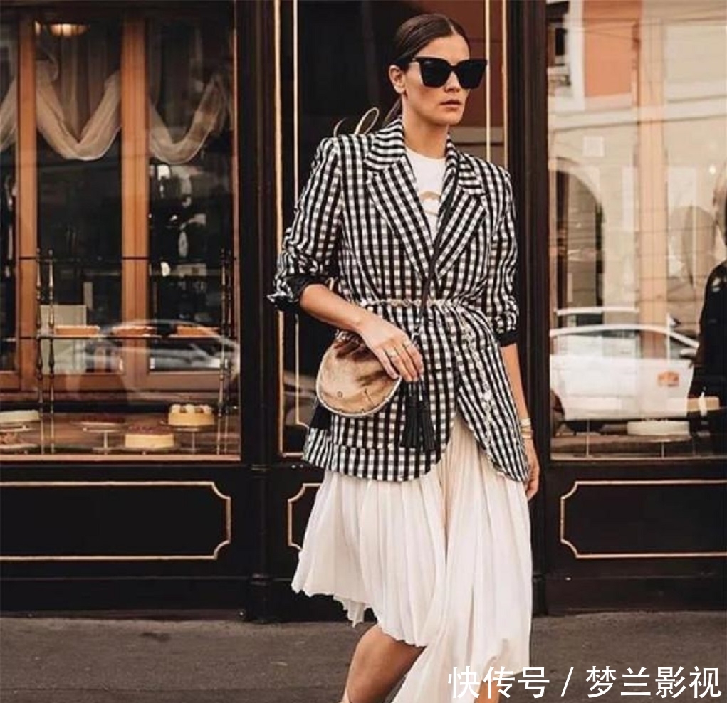 {"a":"h"50岁女人穿衣不显老,这3条“穿衣法则”要牢记,更显时髦年轻哦