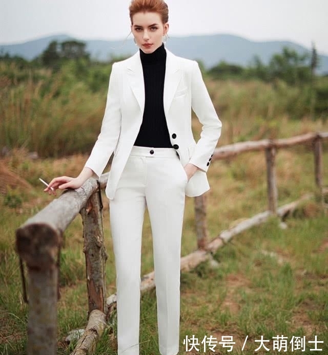 扣设计的西服■30岁以后的女人,春季应该怎么挑选西服,显得不仅干练又成熟