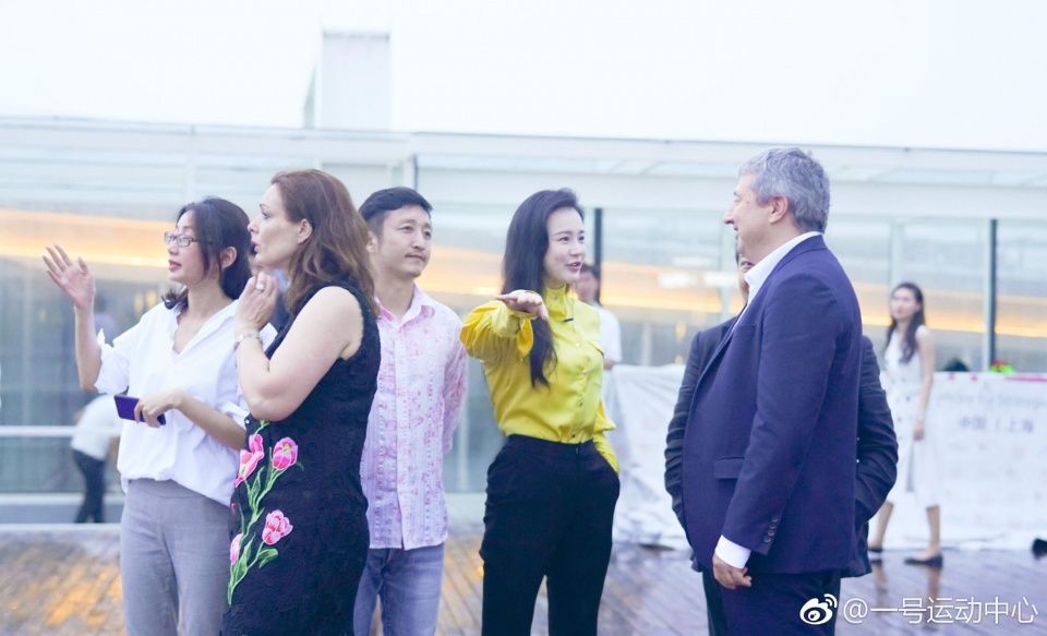 邹市明夫妇参加活动穿着正规大方，刚结束就造型大变衣服个性高调