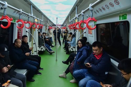  「横穿」地铁首次横穿中国北方大草原