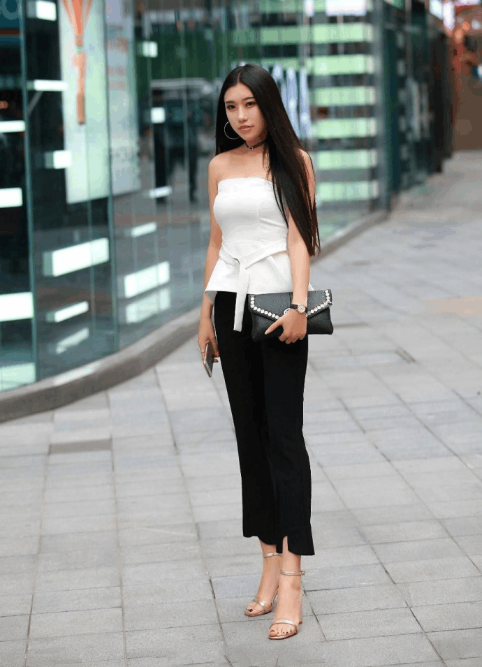 美女一字肩搭配紧身裤，大长腿成功抢镜，网友：仙儿飘飘的感觉