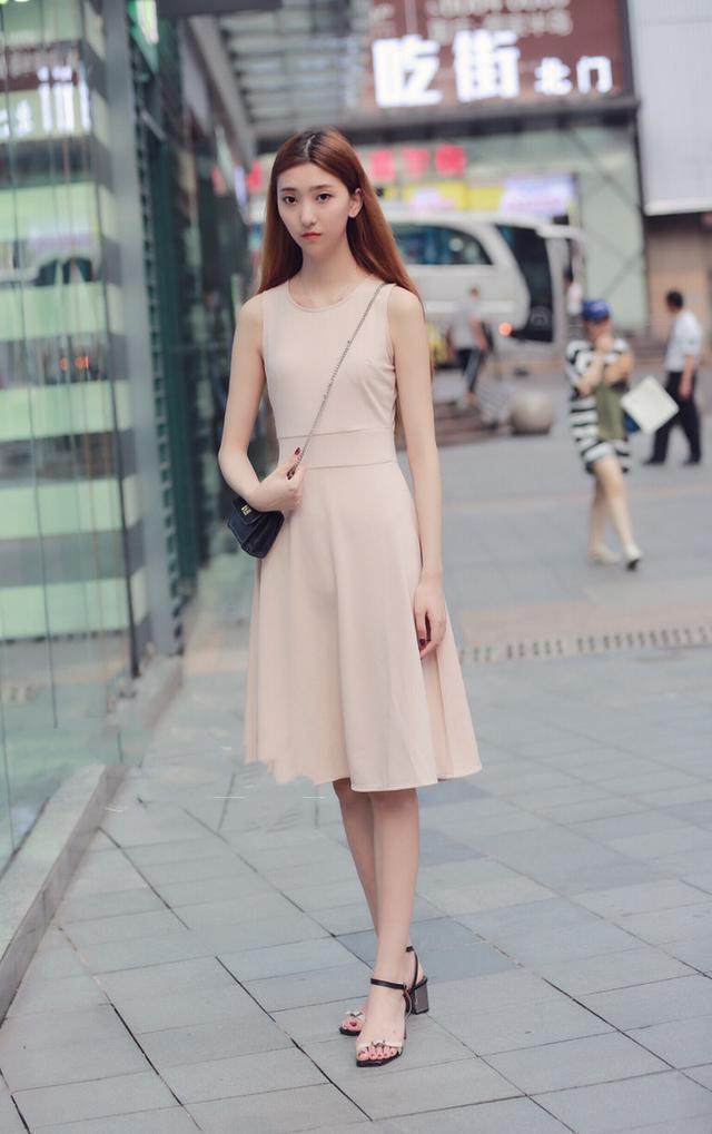 街拍：穿着有自己的特性的小姐姐，身材纤细清新美丽！