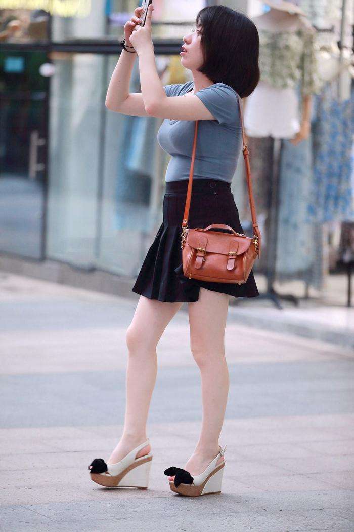 姑娘美妙的身段真让人羡慕, 怎样看都能带来视觉美感