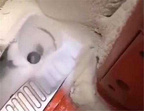 黑龙江这列火车，车厢中随处可见的雪花，乘客连厕所都不敢上！