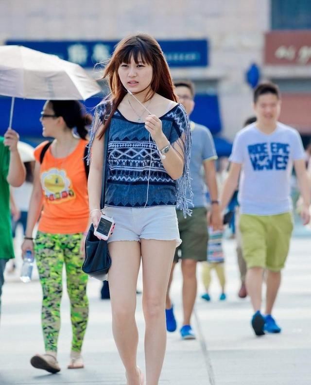 路人街拍：流苏边小姐姐，你最大的特色就在你的脖子上