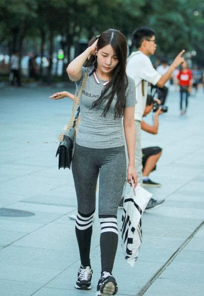 秀丽小姐姐紧身裤彰显丰满紧致曲线,凹凸有致的身材肉肉的很有弹