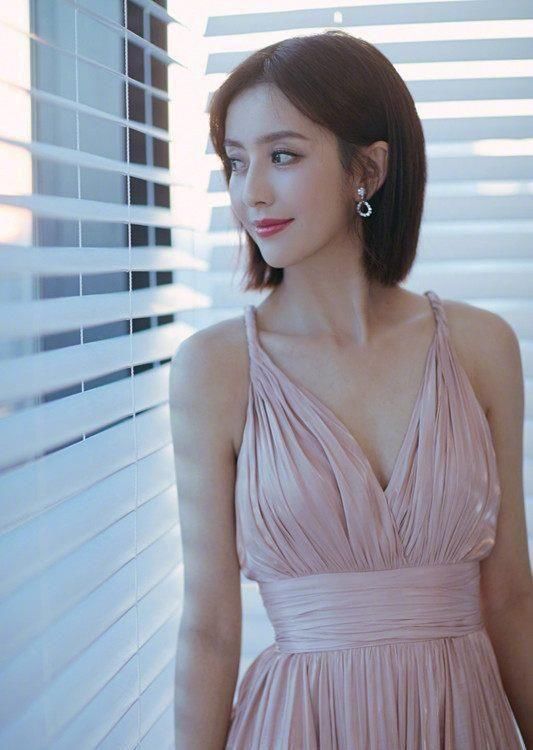 佟丽娅为了秀小蛮腰也是拼了，网友:腰带把腰围嘞坏了吧!